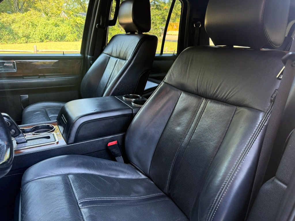 Photo 17 of this LINCOLN NAVIGATOR