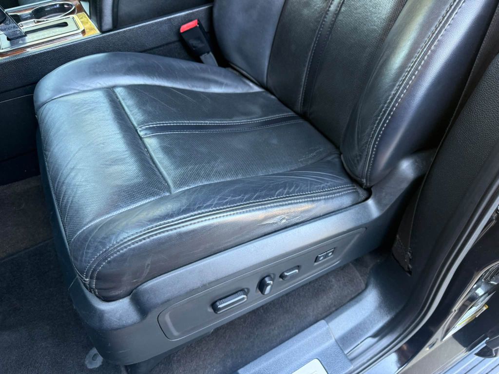 Photo 18 of this LINCOLN NAVIGATOR
