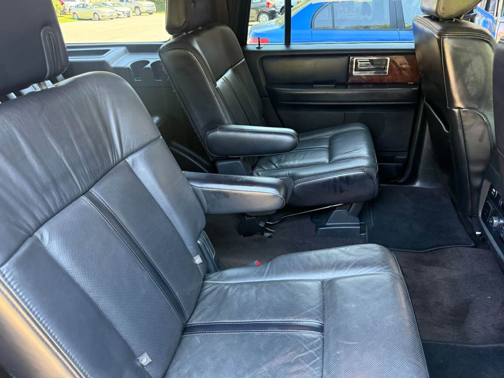 Photo 19 of this LINCOLN NAVIGATOR