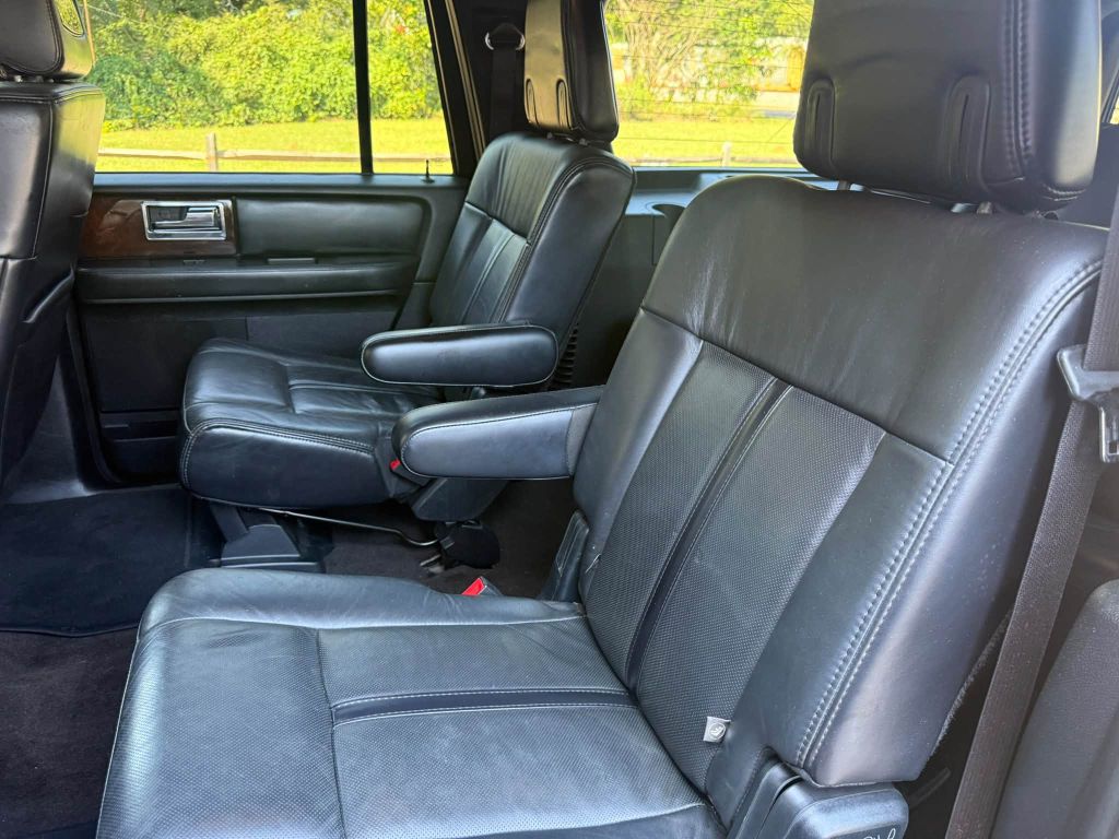 Photo 21 of this LINCOLN NAVIGATOR
