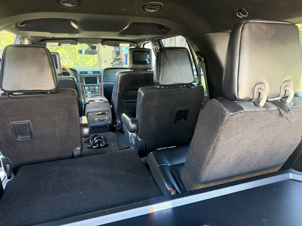 Photo 28 of this LINCOLN NAVIGATOR