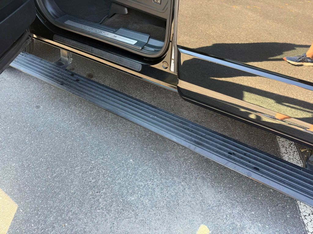 Photo 30 of this LINCOLN NAVIGATOR