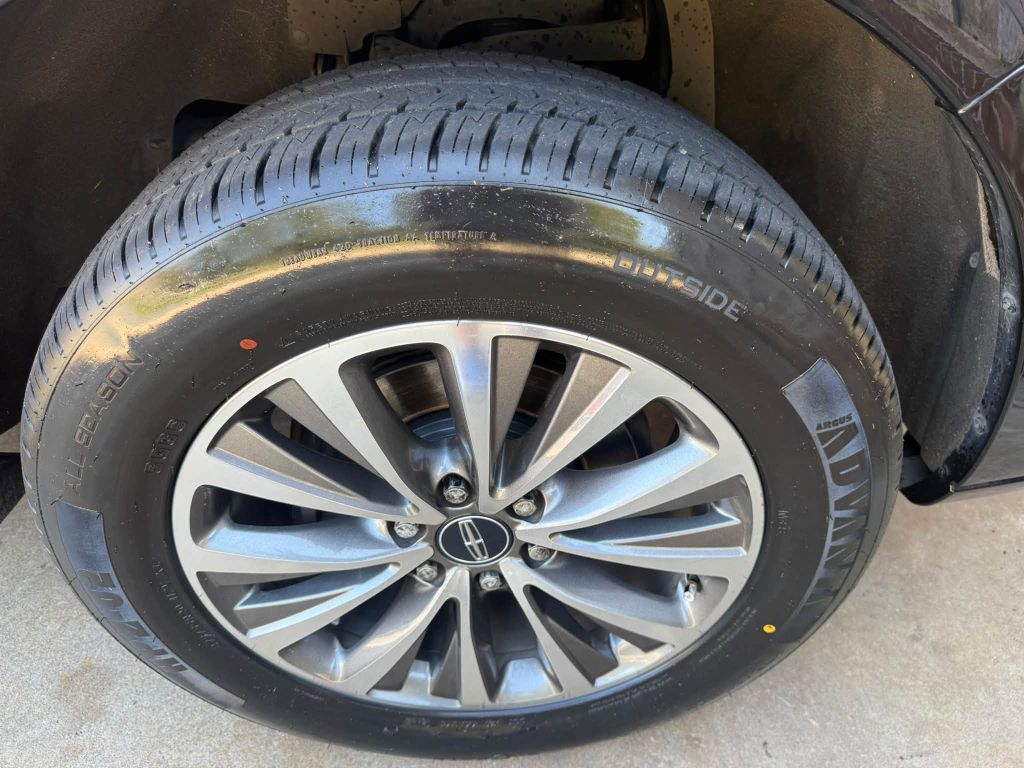 Photo 34 of this LINCOLN NAVIGATOR