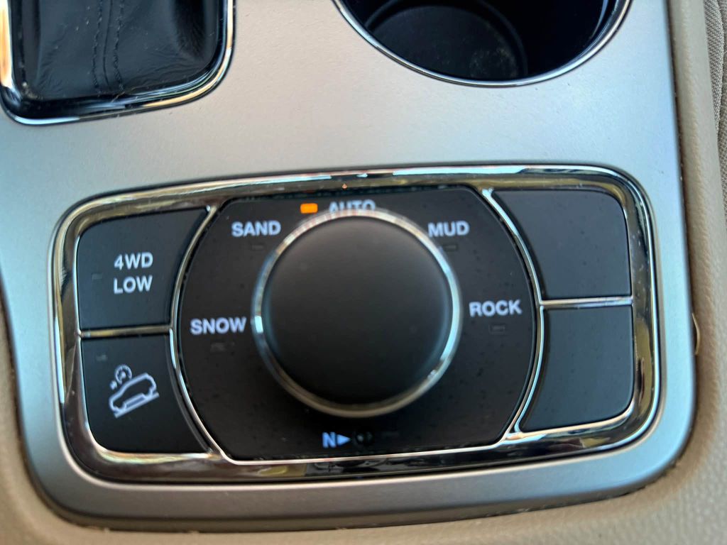 Photo 34 of this JEEP GRAND CHEROKEE