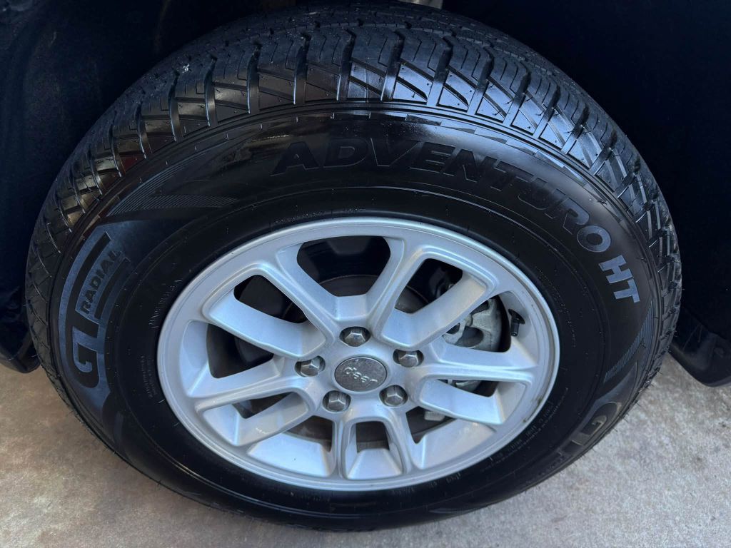Photo 38 of this JEEP GRAND CHEROKEE