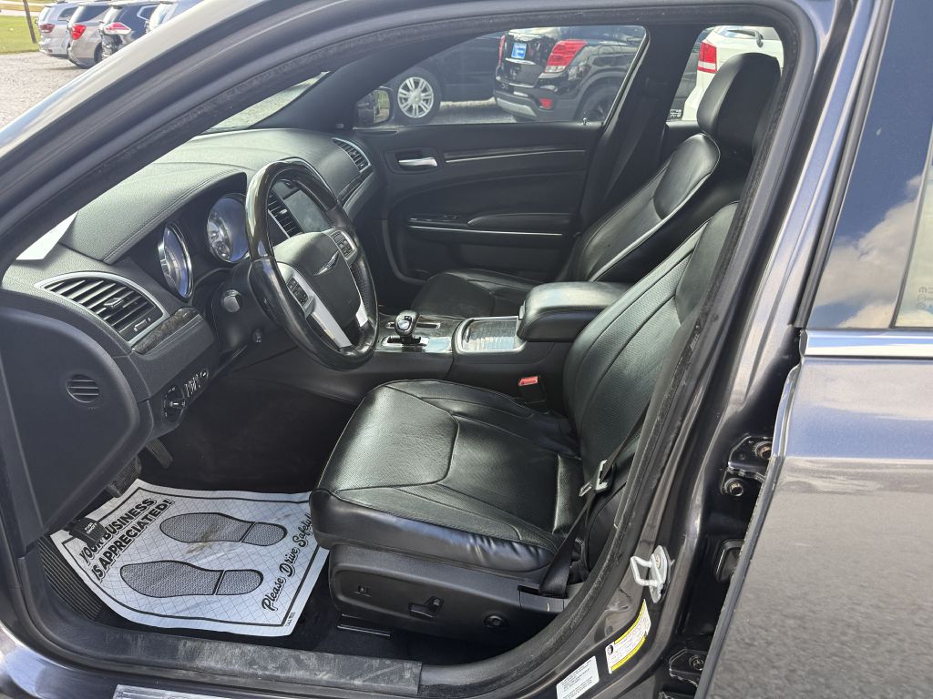 Photo 5 of this CHRYSLER 300C