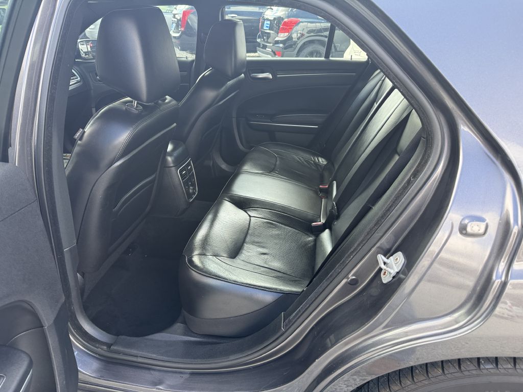 Photo 6 of this CHRYSLER 300C