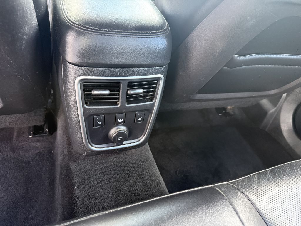 Photo 7 of this CHRYSLER 300C
