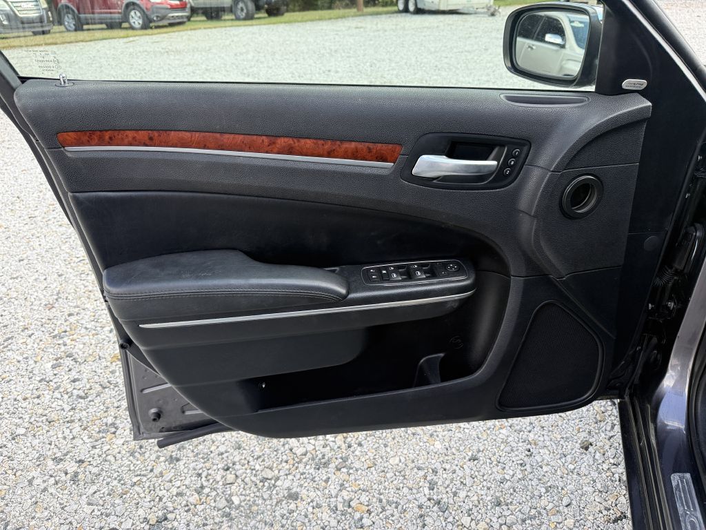 Photo 10 of this CHRYSLER 300C