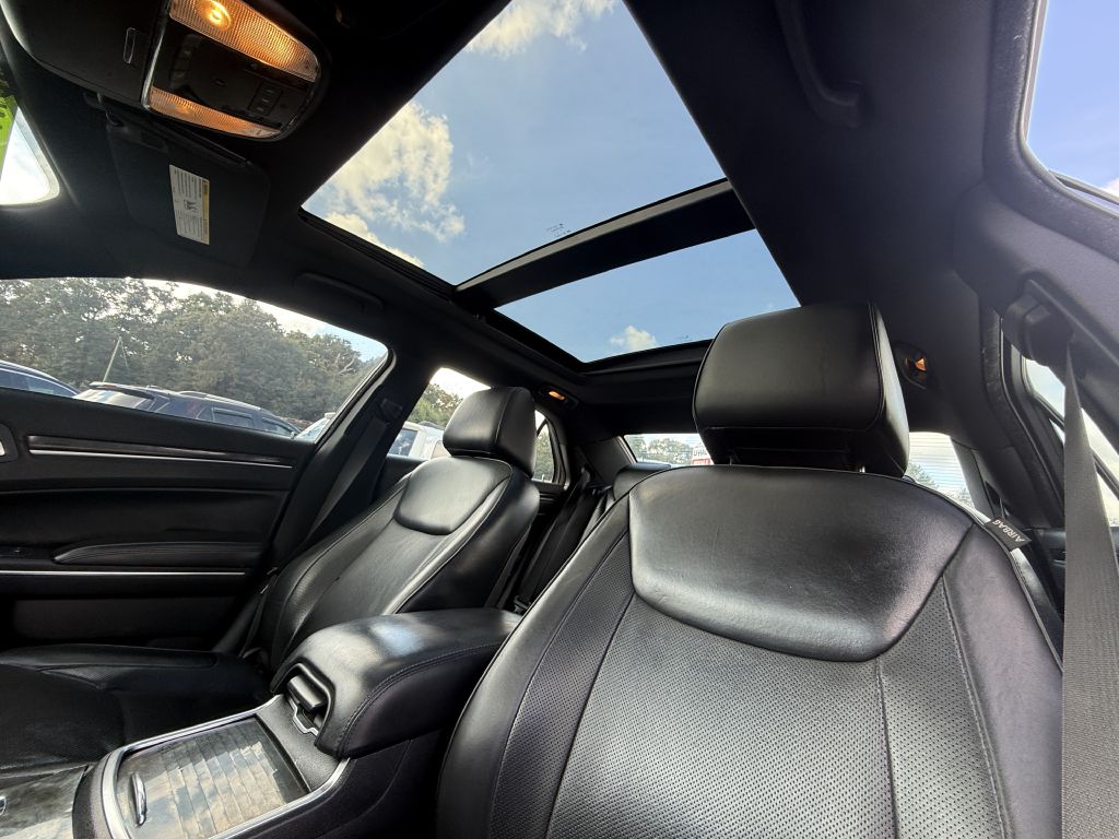 Photo 11 of this CHRYSLER 300C