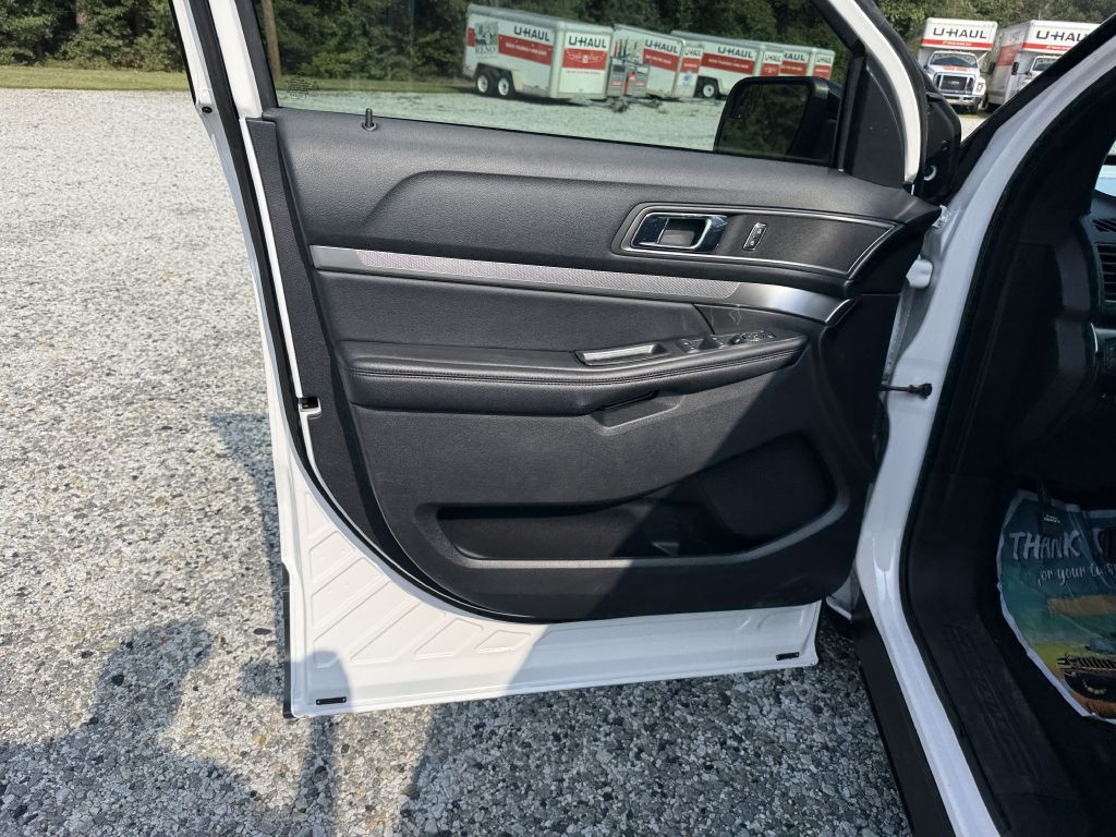 Photo 12 of this FORD EXPLORER