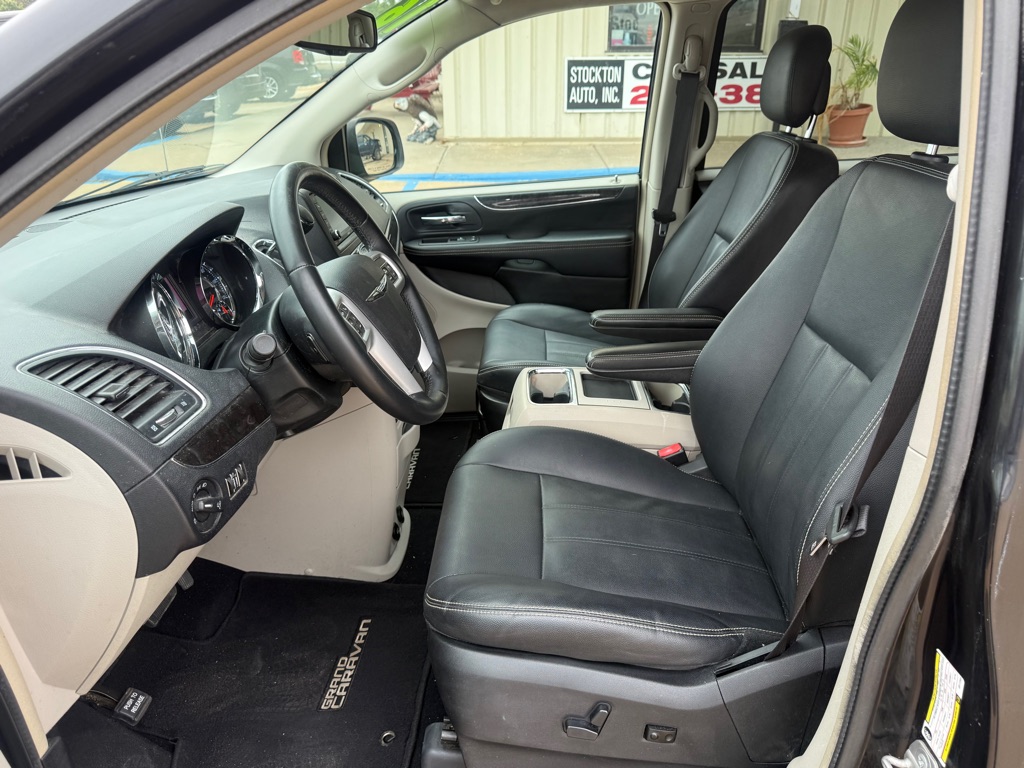 Photo 14 of this CHRYSLER TOWN & COUNTRY