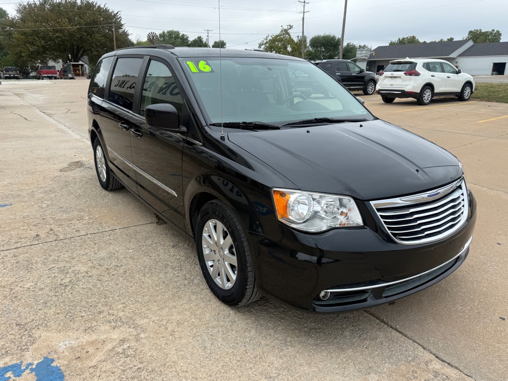 Photo 7 of this CHRYSLER TOWN & COUNTRY