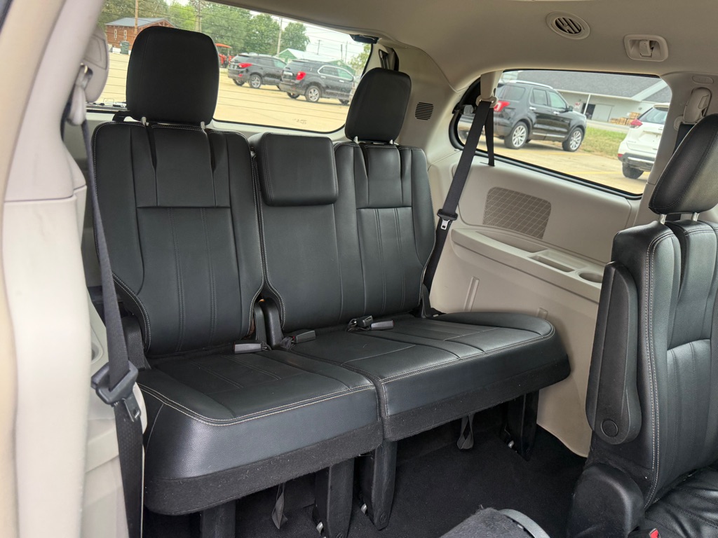 Photo 10 of this CHRYSLER TOWN & COUNTRY
