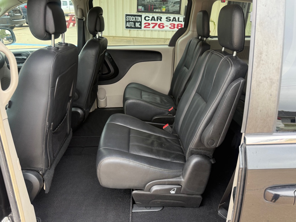 Photo 12 of this CHRYSLER TOWN & COUNTRY
