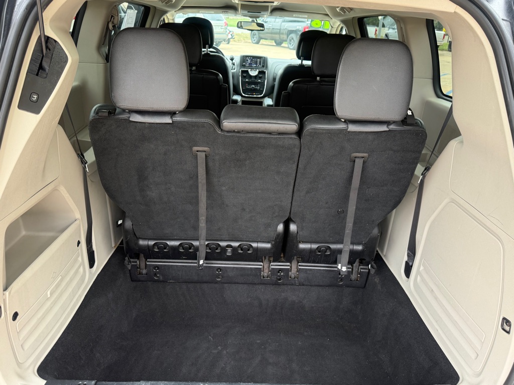 Photo 9 of this CHRYSLER TOWN & COUNTRY