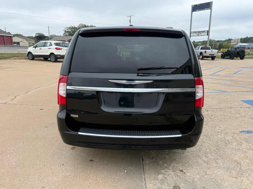 Photo 4 of this CHRYSLER TOWN & COUNTRY