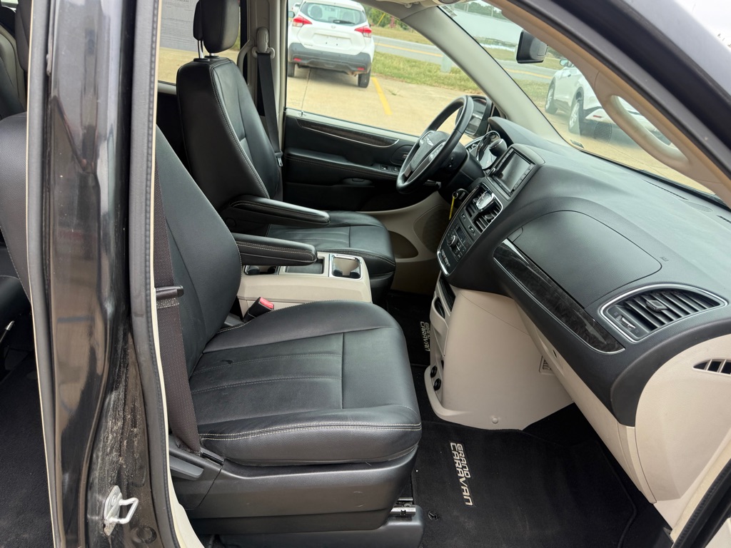 Photo 13 of this CHRYSLER TOWN & COUNTRY