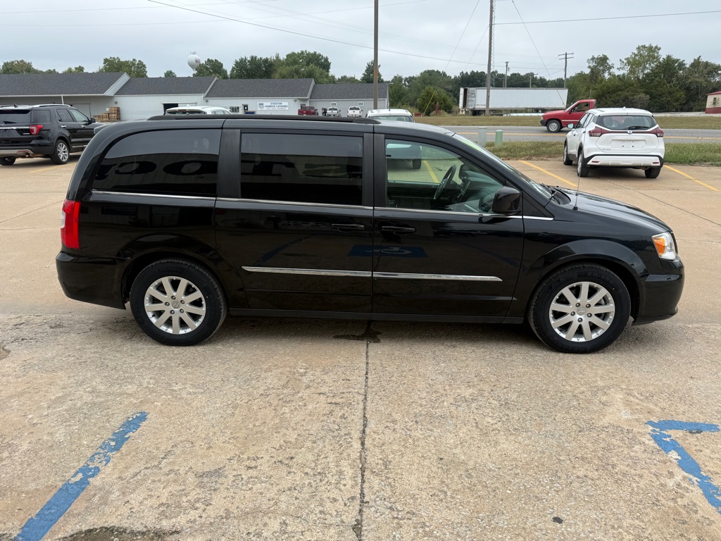 Photo 6 of this CHRYSLER TOWN & COUNTRY