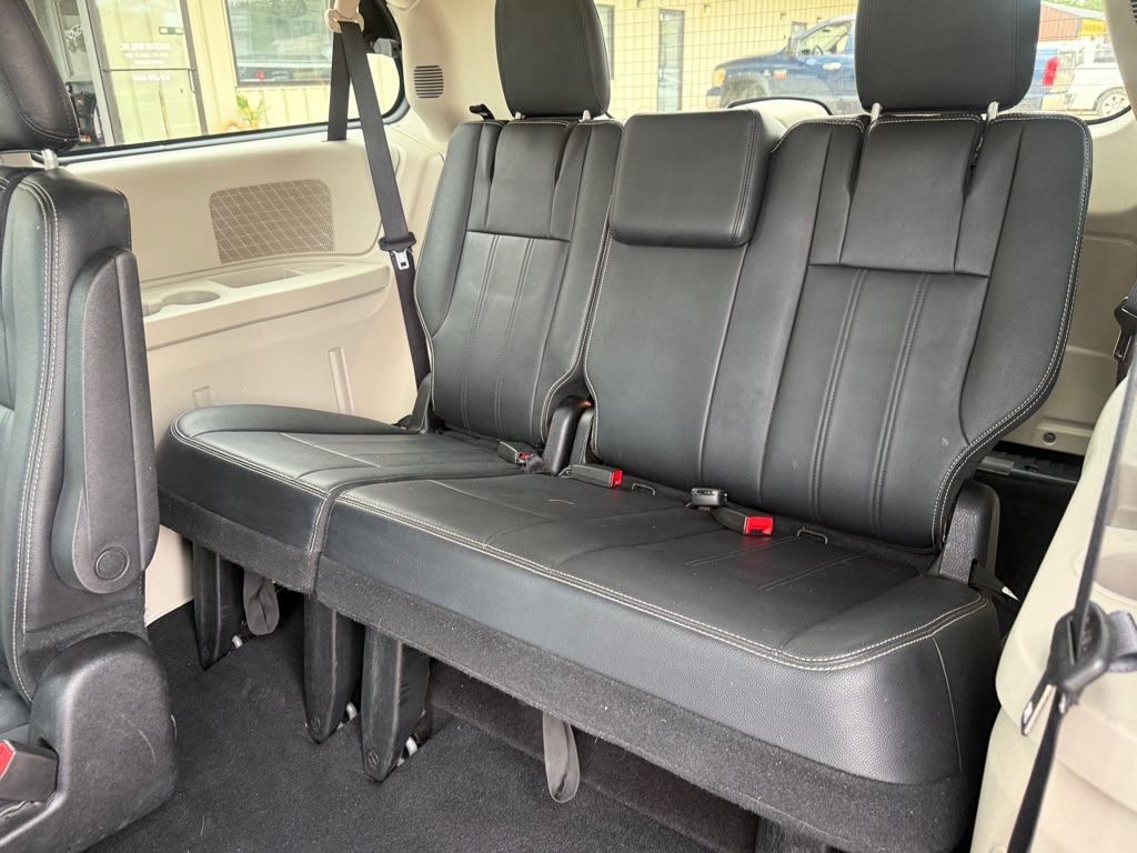 Photo 11 of this CHRYSLER TOWN & COUNTRY