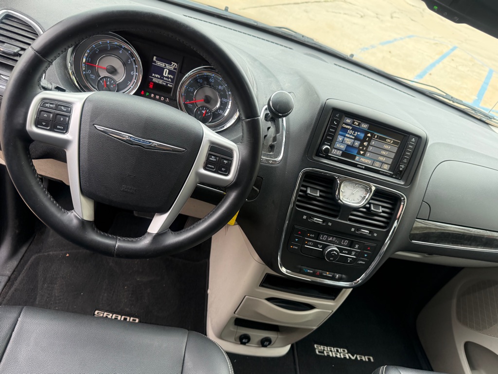 Photo 15 of this CHRYSLER TOWN & COUNTRY