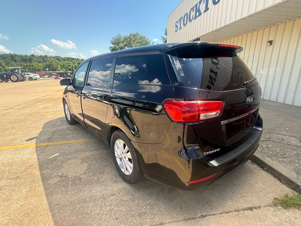 Photo 3 of this KIA SEDONA
