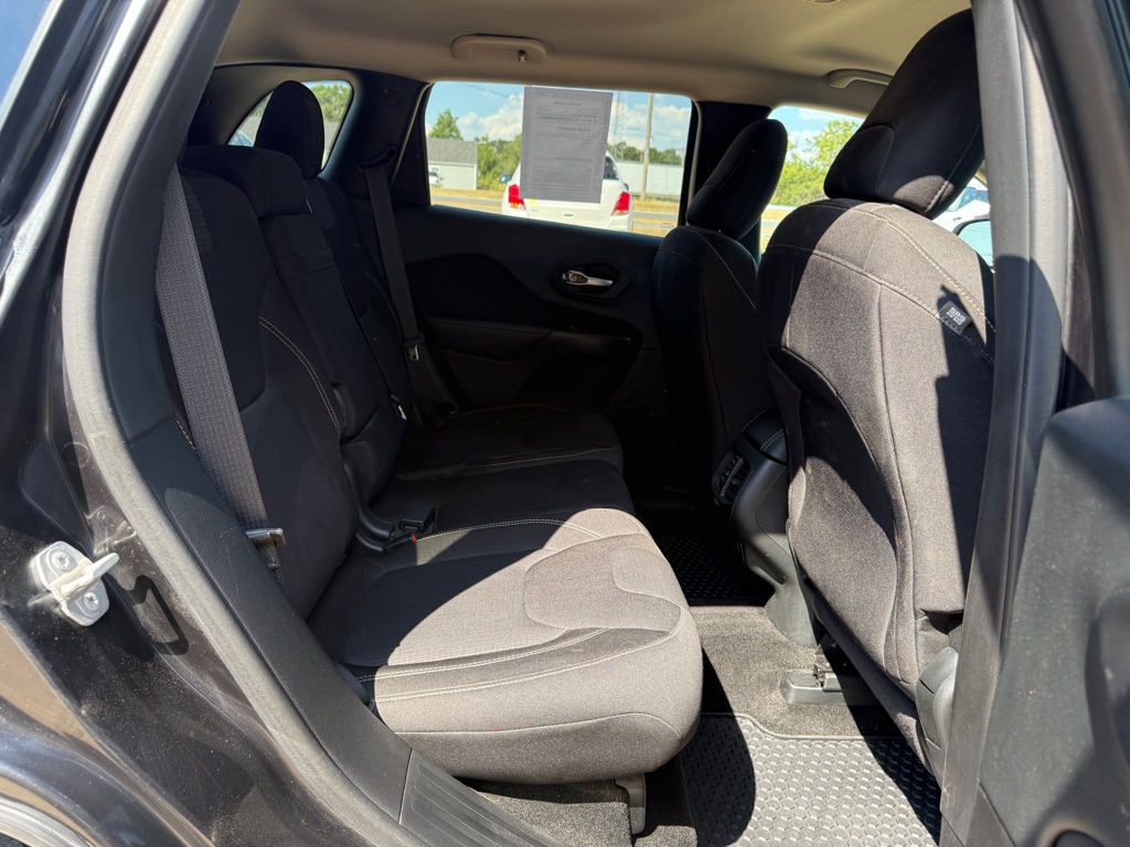Photo 11 of this JEEP CHEROKEE