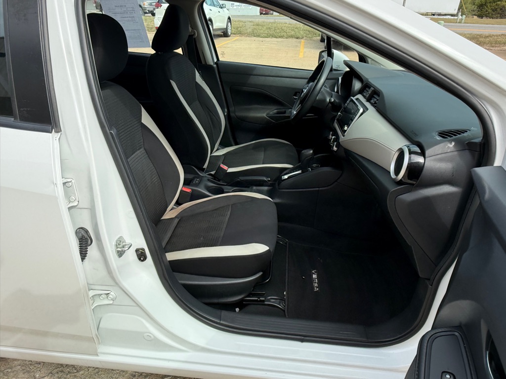 Photo 12 of this NISSAN VERSA