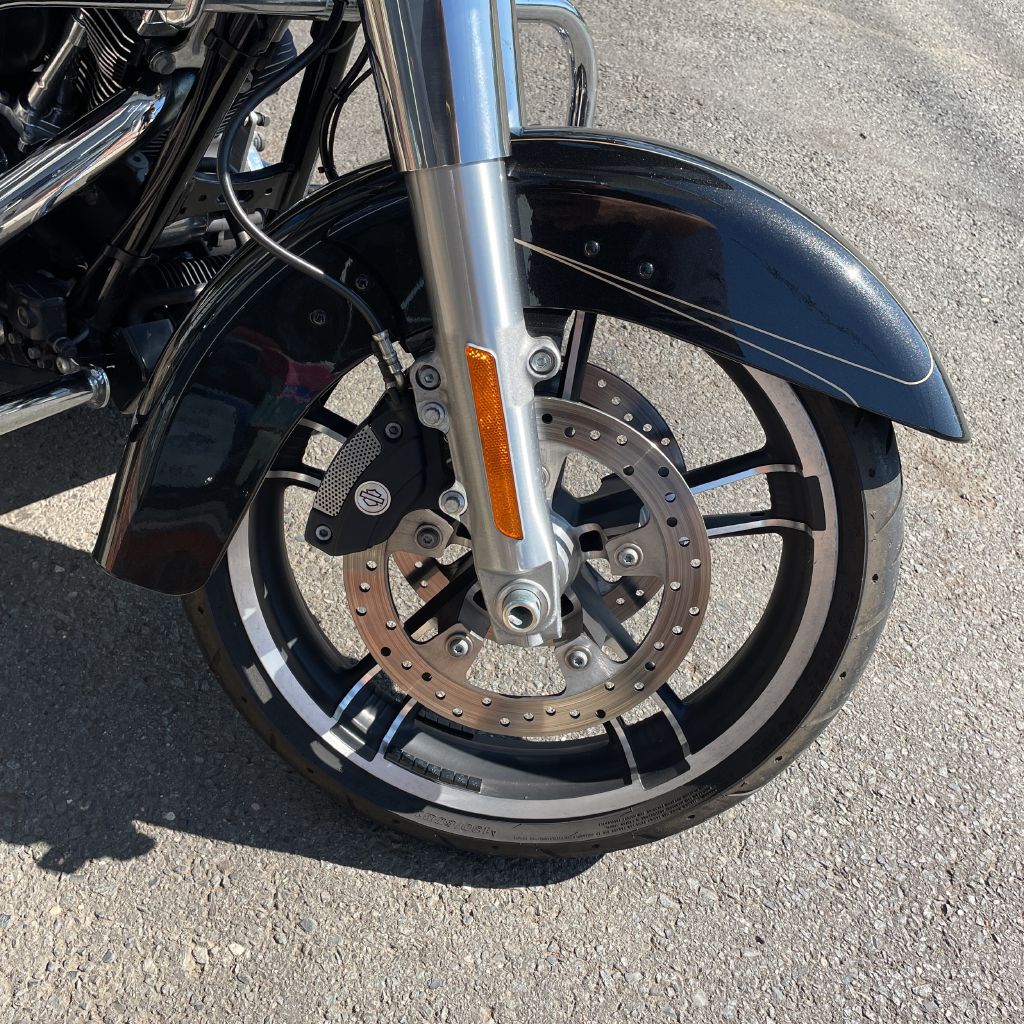 Photo 10 of this HARLEY DAV ROAD GLIDE