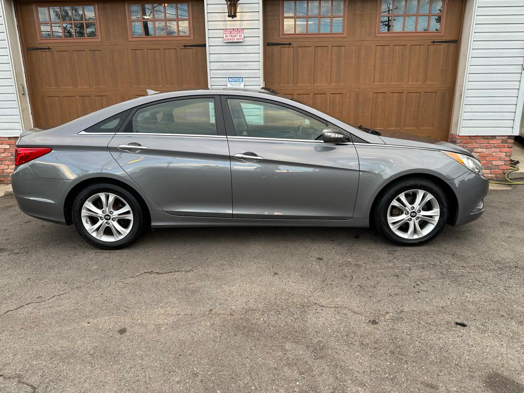 Photo 2 of this HYUNDAI SONATA