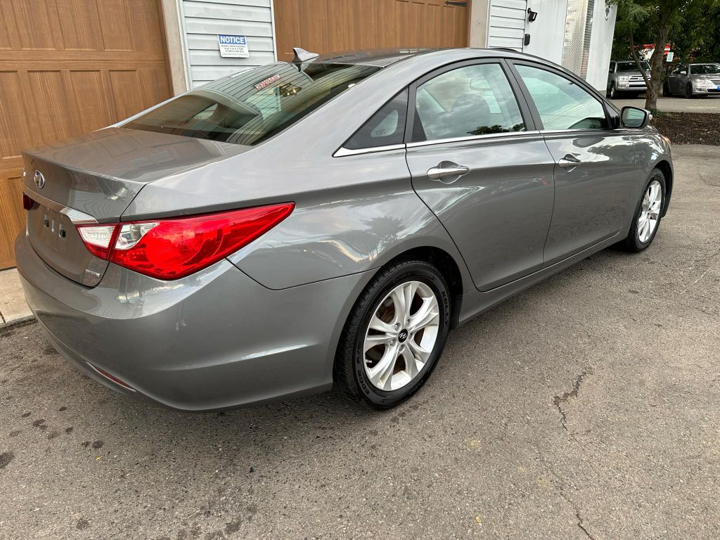 Photo 3 of this HYUNDAI SONATA