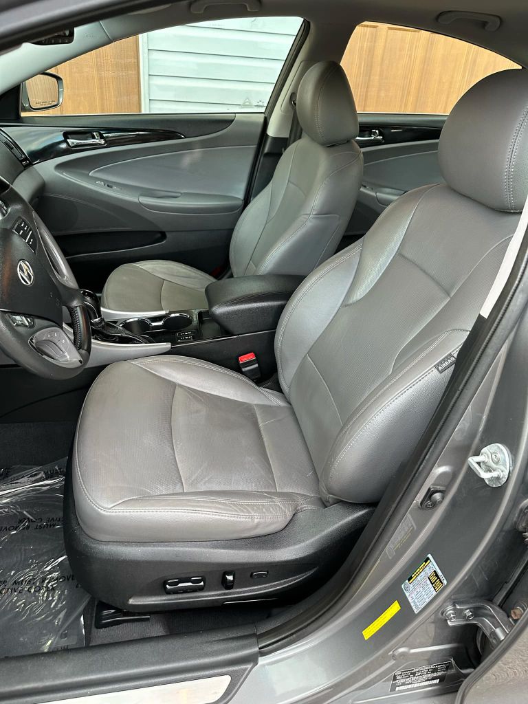Photo 9 of this HYUNDAI SONATA