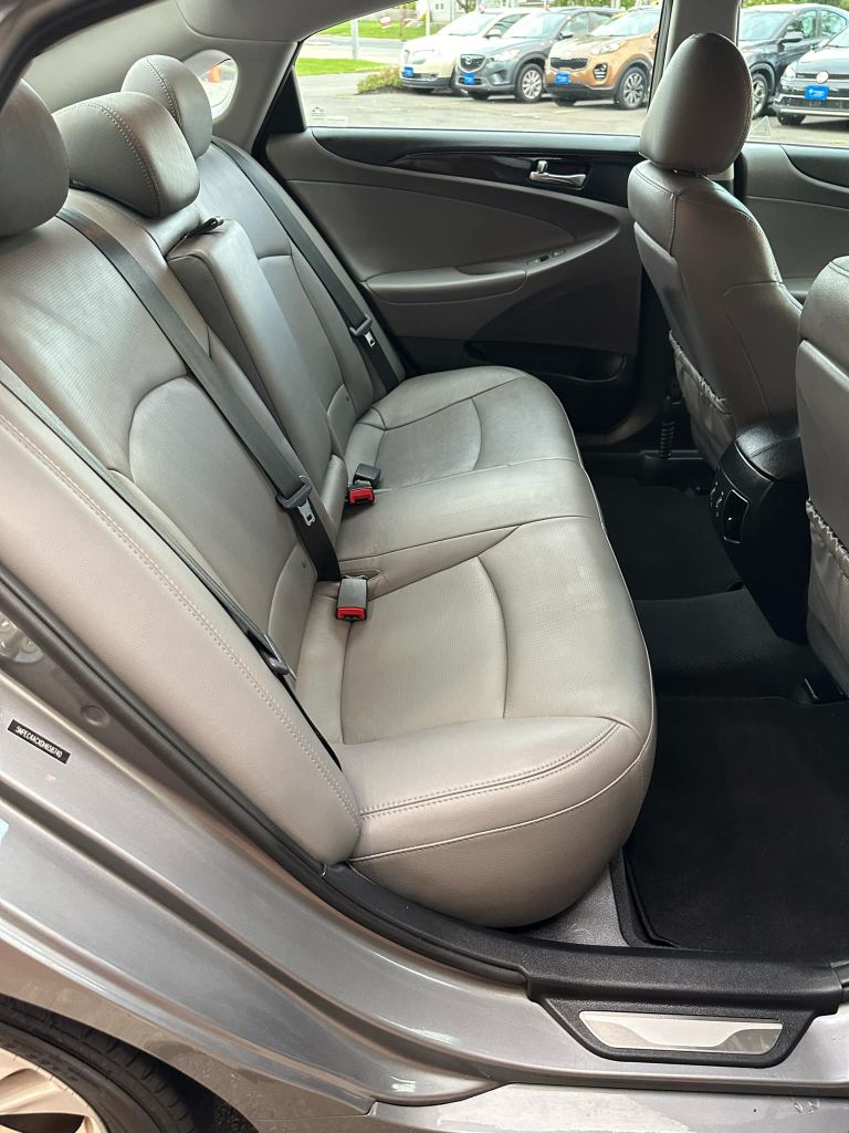 Photo 12 of this HYUNDAI SONATA
