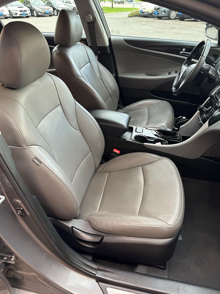Photo 13 of this HYUNDAI SONATA