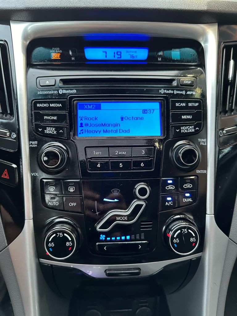 Photo 16 of this HYUNDAI SONATA