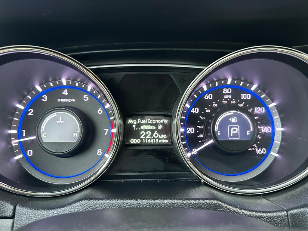 Photo 18 of this HYUNDAI SONATA