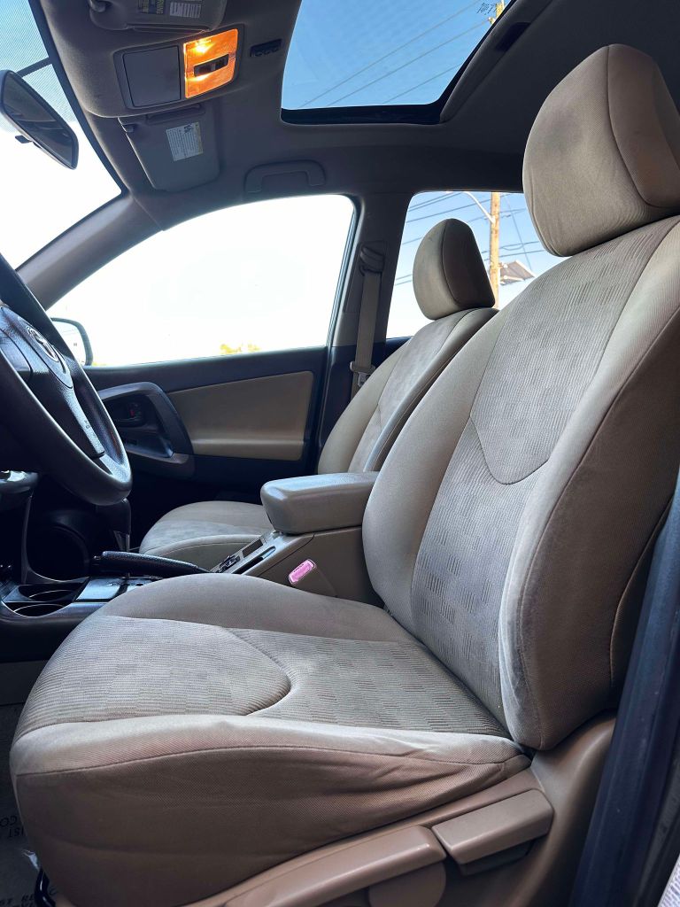 Photo 9 of this TOYOTA RAV4