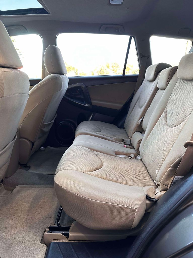 Photo 10 of this TOYOTA RAV4