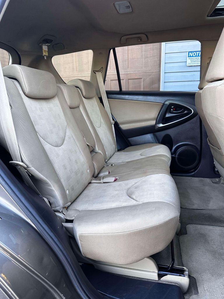 Photo 13 of this TOYOTA RAV4