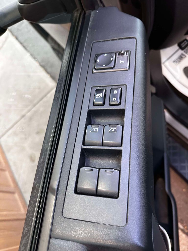 Photo 10 of this NISSAN TITAN