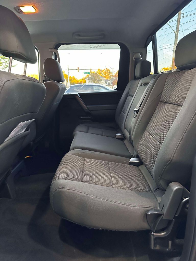Photo 11 of this NISSAN TITAN