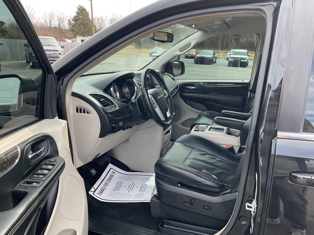 Photo 22 of this CHRYSLER TOWN & COUNTRY