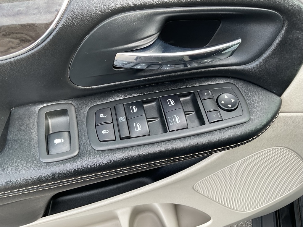 Photo 21 of this CHRYSLER TOWN & COUNTRY