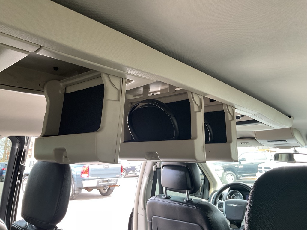 Photo 43 of this CHRYSLER TOWN & COUNTRY
