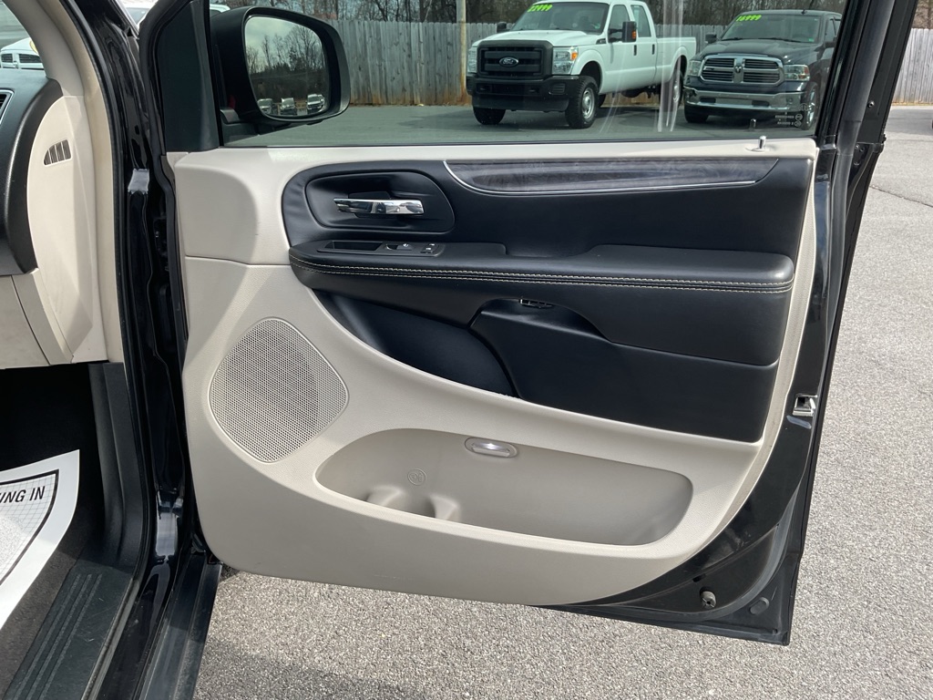 Photo 50 of this CHRYSLER TOWN & COUNTRY