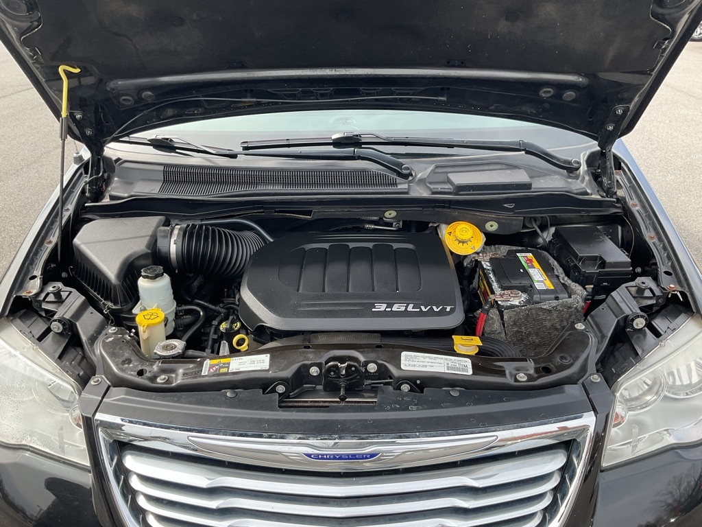 Photo 17 of this CHRYSLER TOWN & COUNTRY