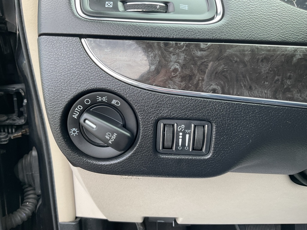Photo 24 of this CHRYSLER TOWN & COUNTRY