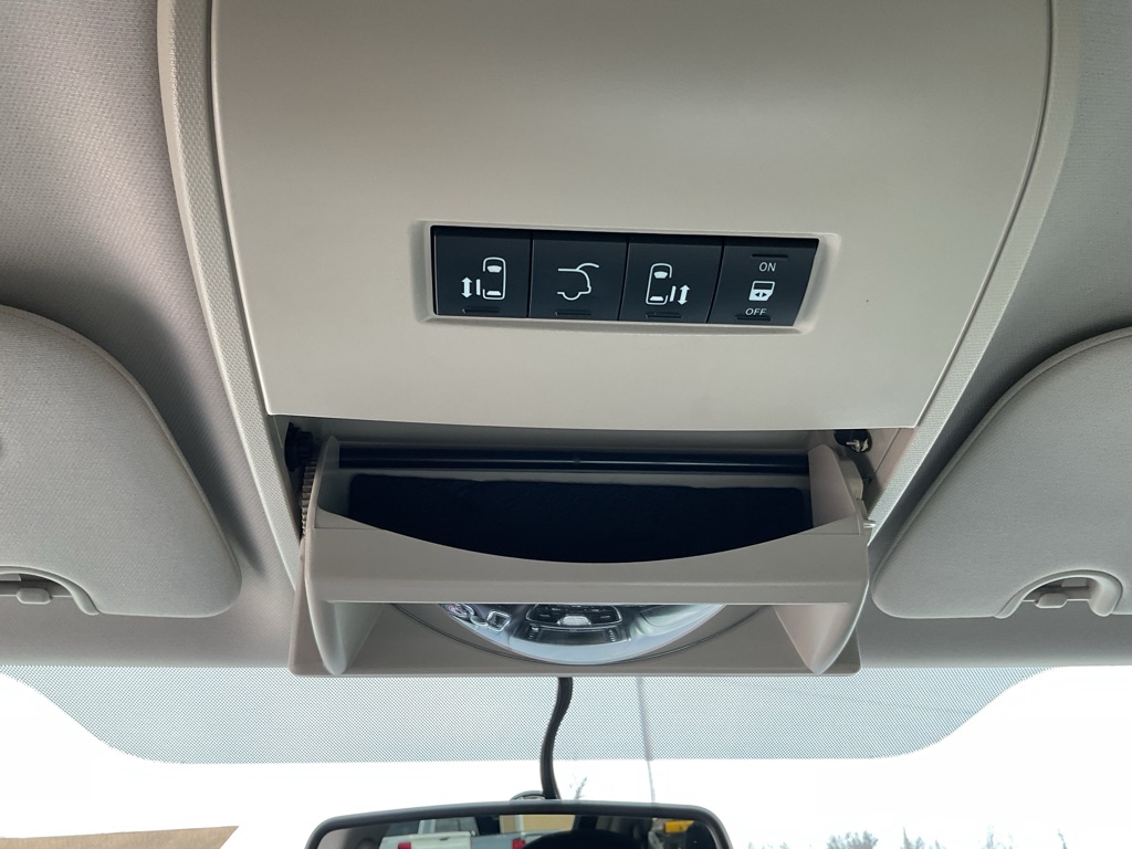 Photo 38 of this CHRYSLER TOWN & COUNTRY