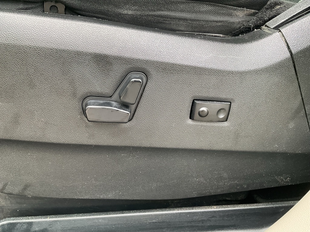 Photo 23 of this CHRYSLER TOWN & COUNTRY