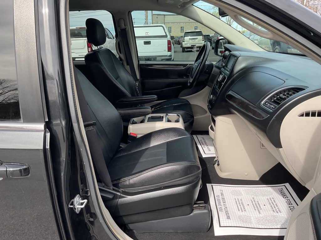 Photo 51 of this CHRYSLER TOWN & COUNTRY